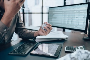 investors have a mad crump paper and angry while working on the desk